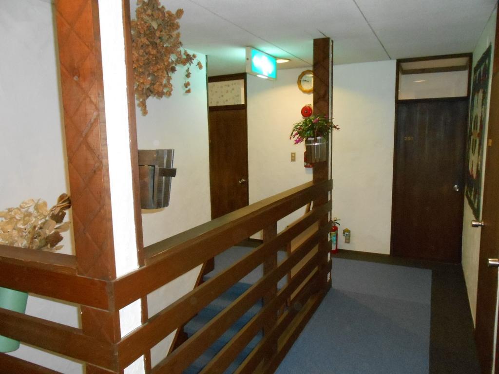 Pension Nugget Inn Hakuba Exterior photo
